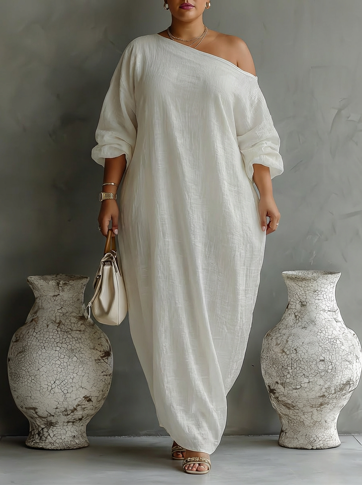 Elegant Flödande Klänning i Elfenben Vitt med Off-Shoulder