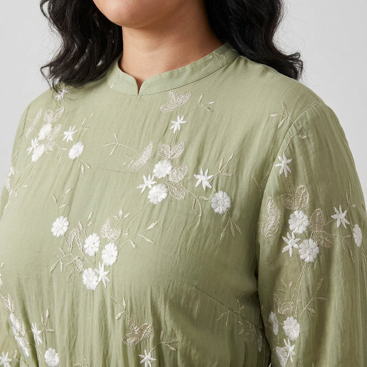 Delia | Elegant Topp med Broderade Blommor