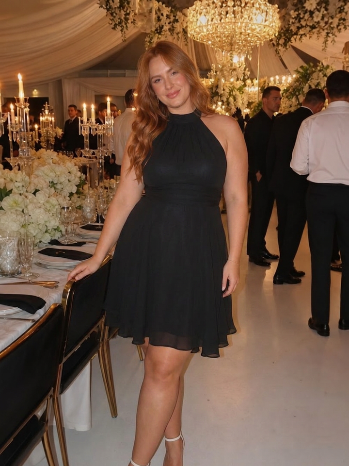Rin | Halterneck Klänning med Lagerkant i Knälängd