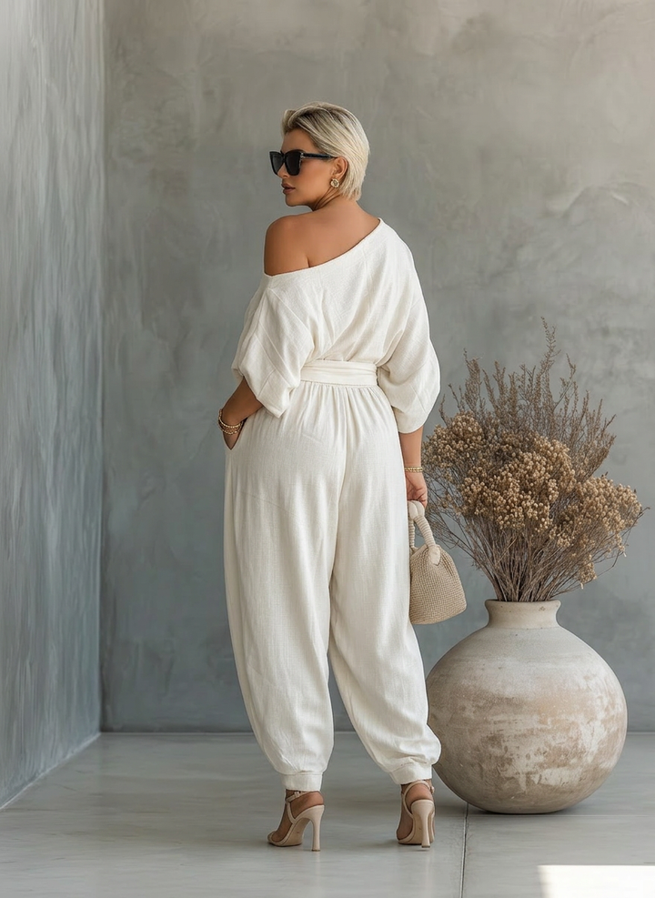 Kvinnors Off-White Set med Off-Shoulder Topp och Taperade Byxor