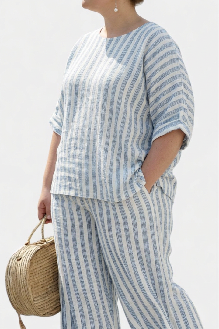 Calliope — Top Sophisticated Linen Med Blå Ränder &amp; Avslappnade Byxor