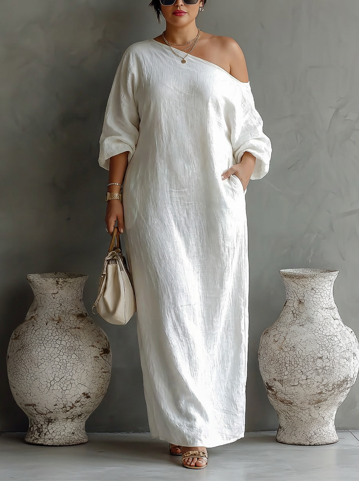 Elegant Flödande Klänning i Elfenben Vitt med Off-Shoulder