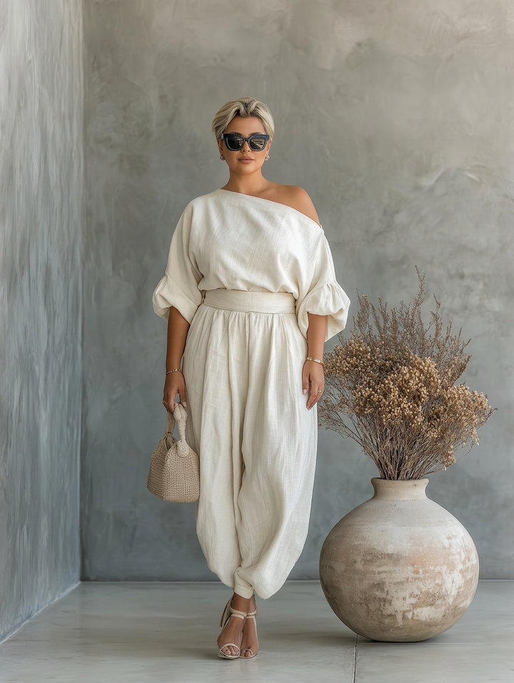 Kvinnors Off-White Set med Off-Shoulder Topp och Taperade Byxor