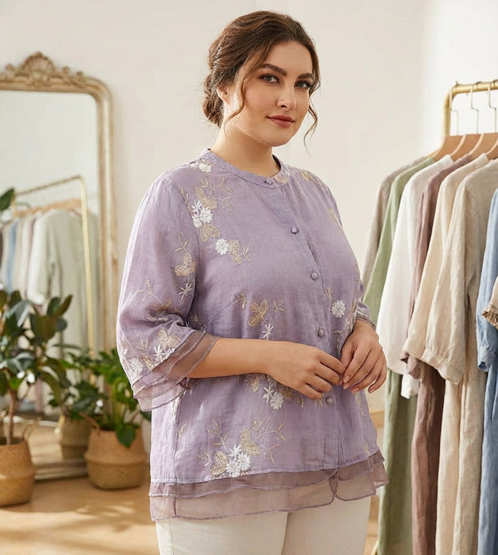 Anouk | Chic Blus med Blommiga Accenter